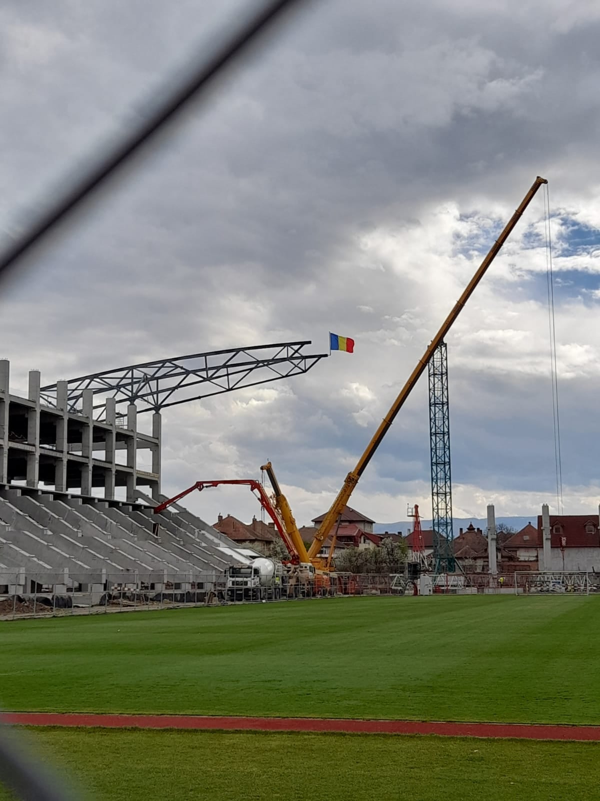FOTO: Tricolorul, înălțat pe noua tribună a Stadionului Municipal. ”Suntem mândri!”
