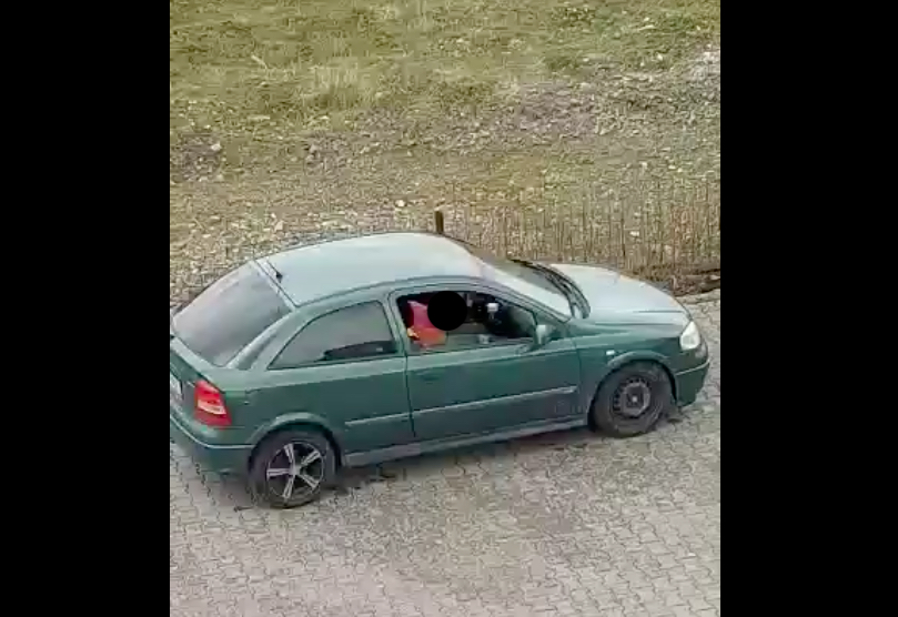 VIDEO – Bărbat surprins când se masturba lângă un loc de joacă, la marginea Sibiului. Poliția e pe urmele lui