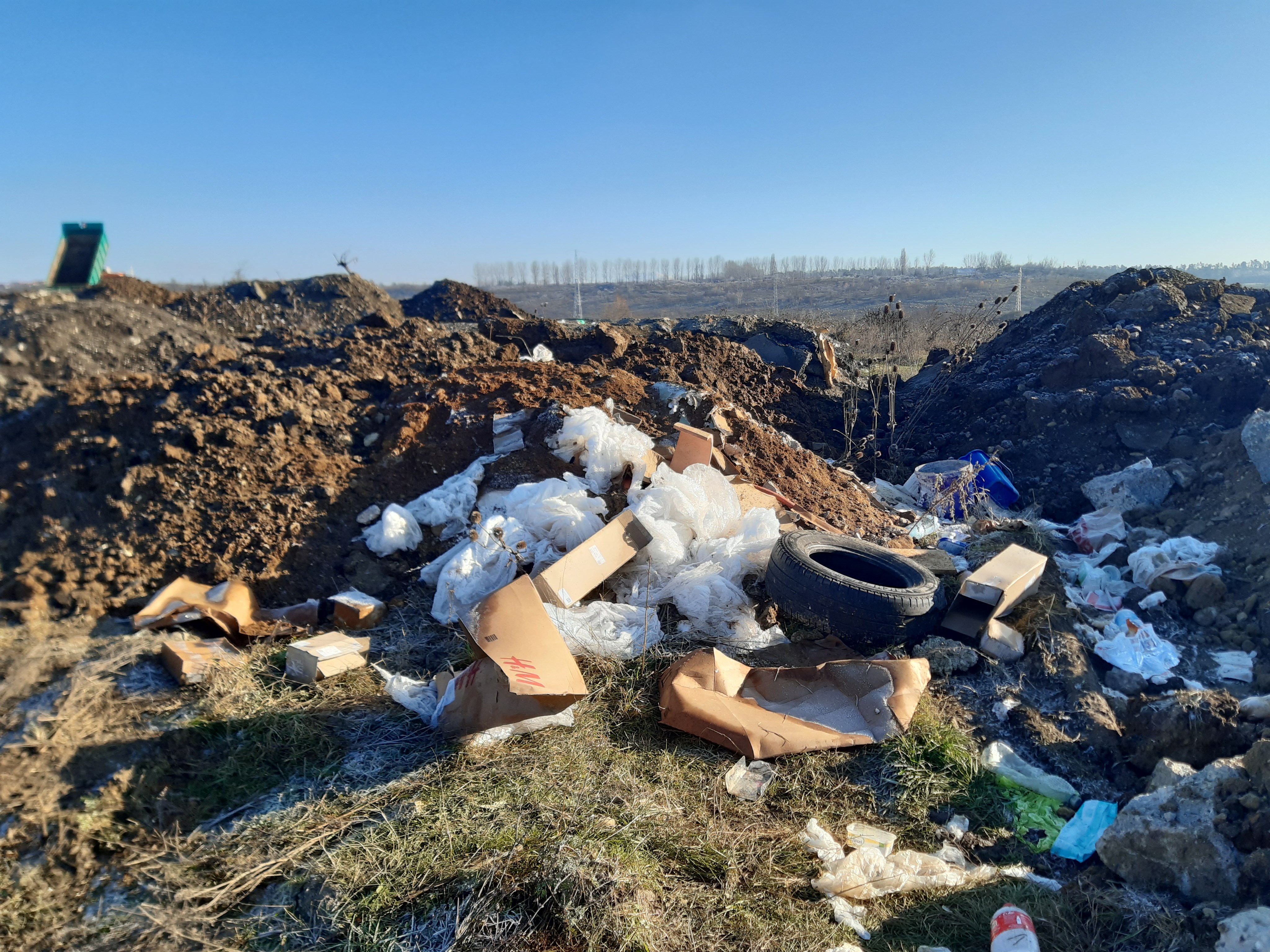 FOTO O sibiancă a fotografiat munții de gunoaie de la marginea Sibiului. Reacția primăriei: un funcționar cercetat disciplinar și două amenzi