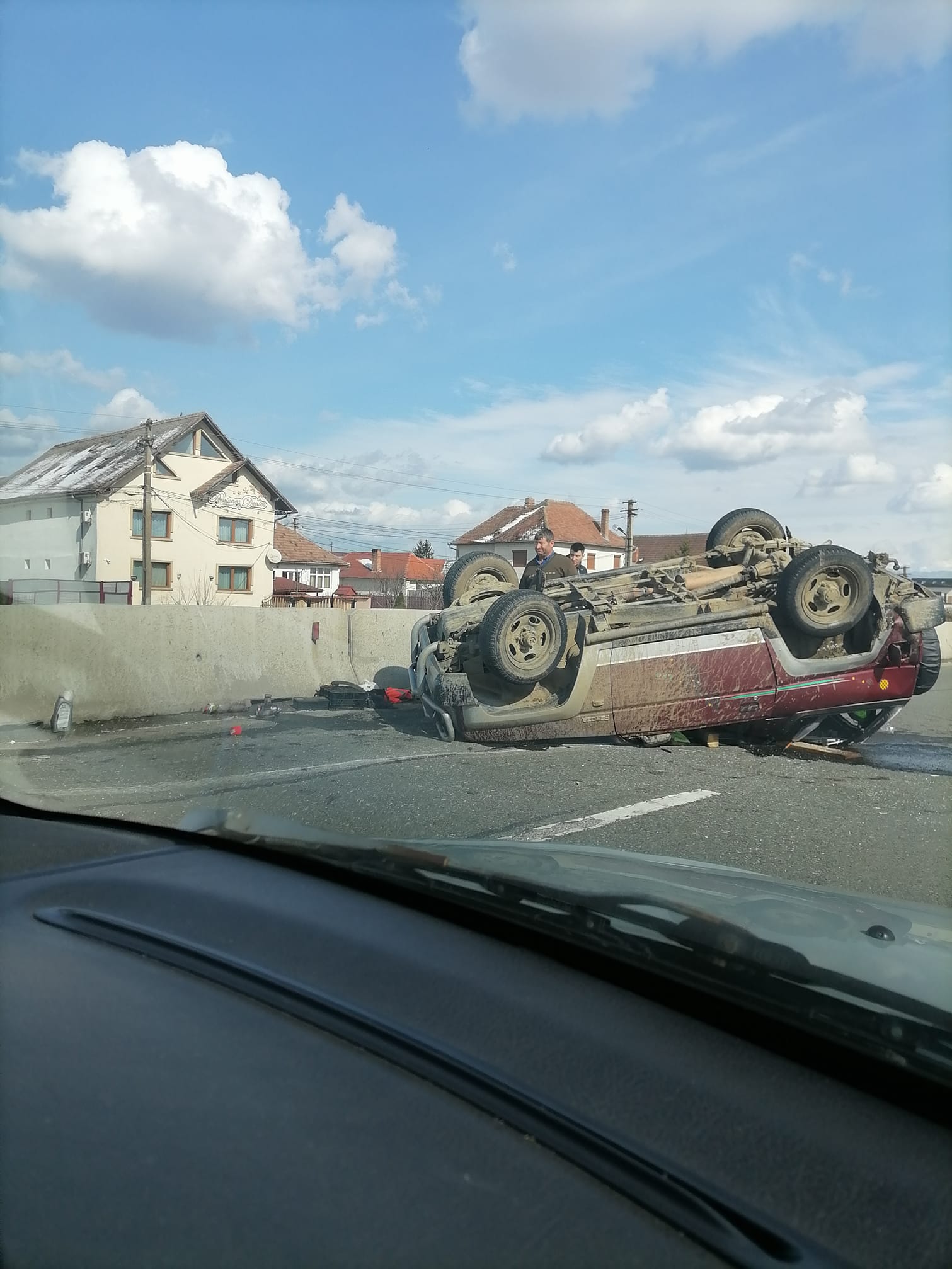 O mașină s-a răsturnat pe DN1, în Șelimbăr