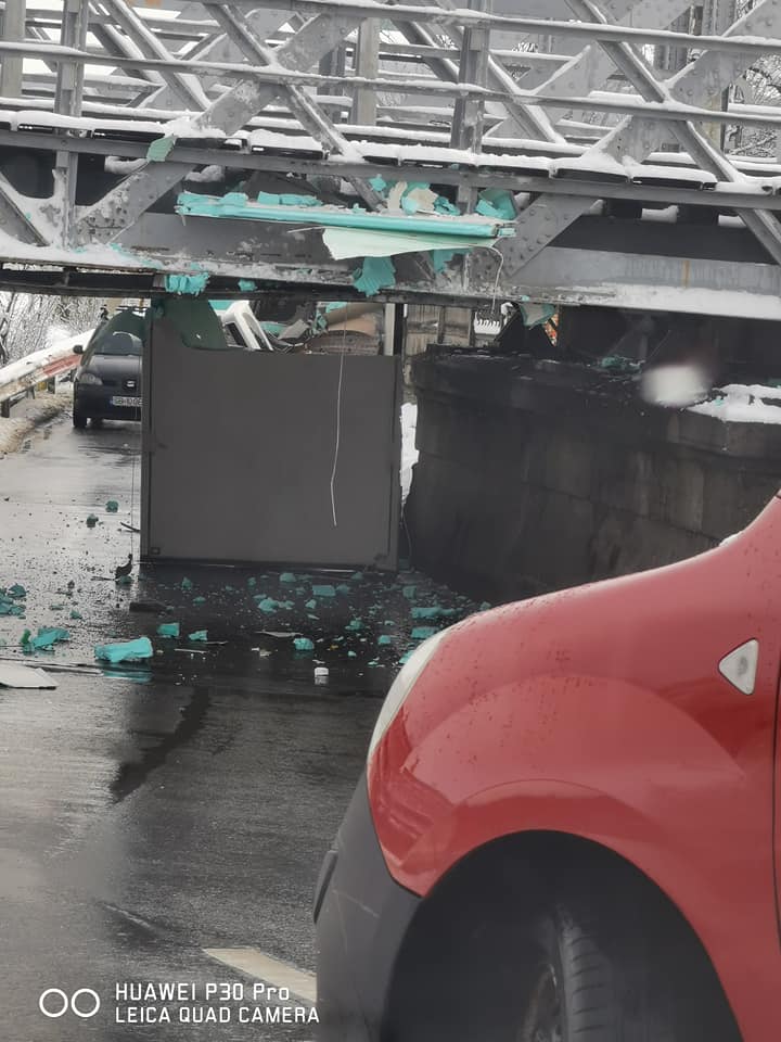 Microbuz care transporta ouă, blocat sub podul de pe Viitorului