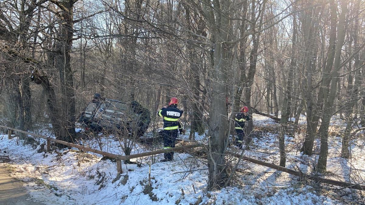 Un șofer a lovit cu mașina o conductă de gaz, apoi s-a răsturnat, între Sibiu și Poplaca