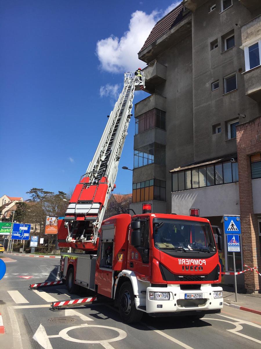 Intervenție la înălțime, pe Bâlea. Câteva bucăți din tencuiala unui balcon s-au desprins