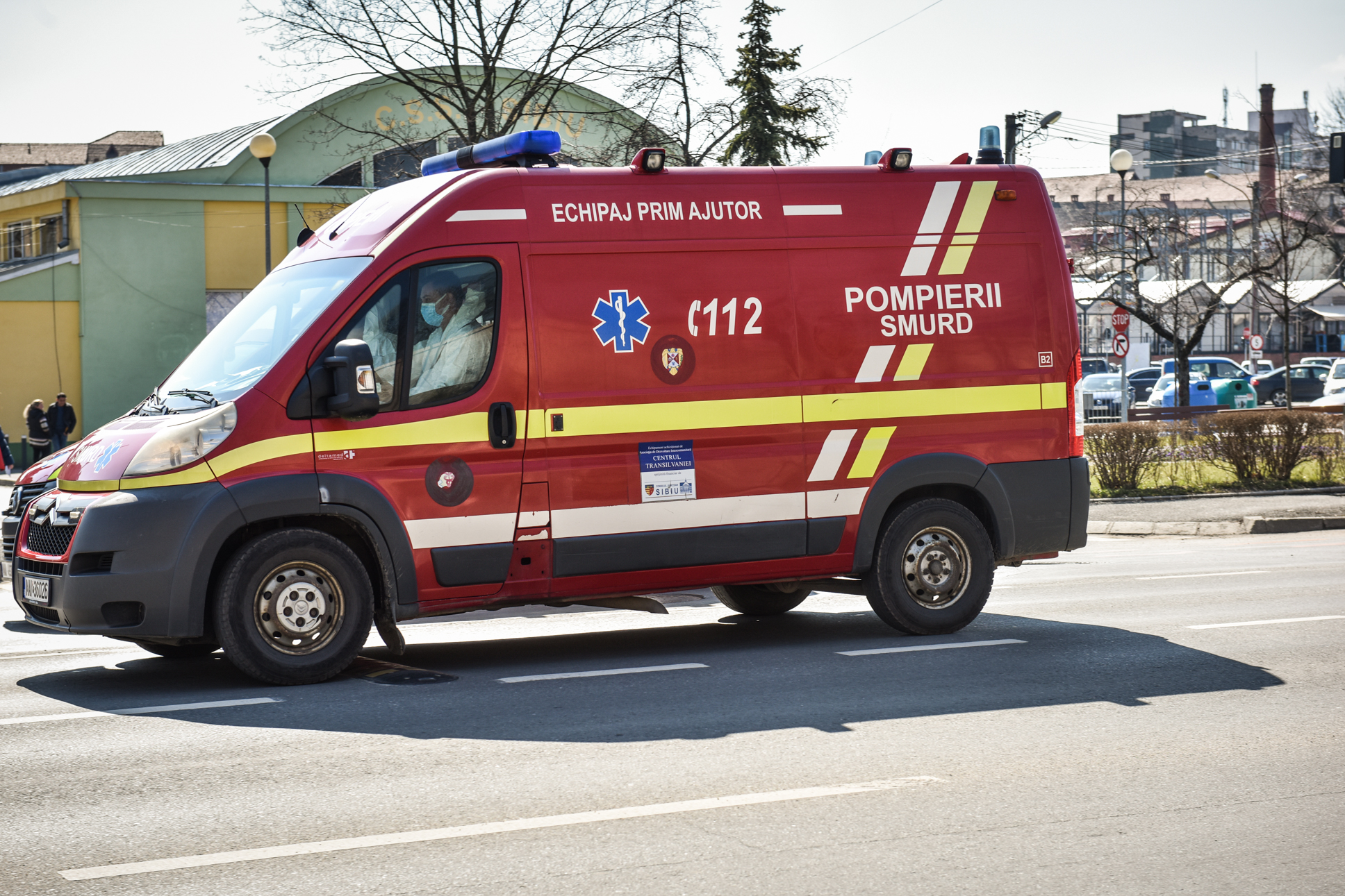 Accident, pe Alba Iulia, în giratoriul de la Metro. Două persoane au fost rănite