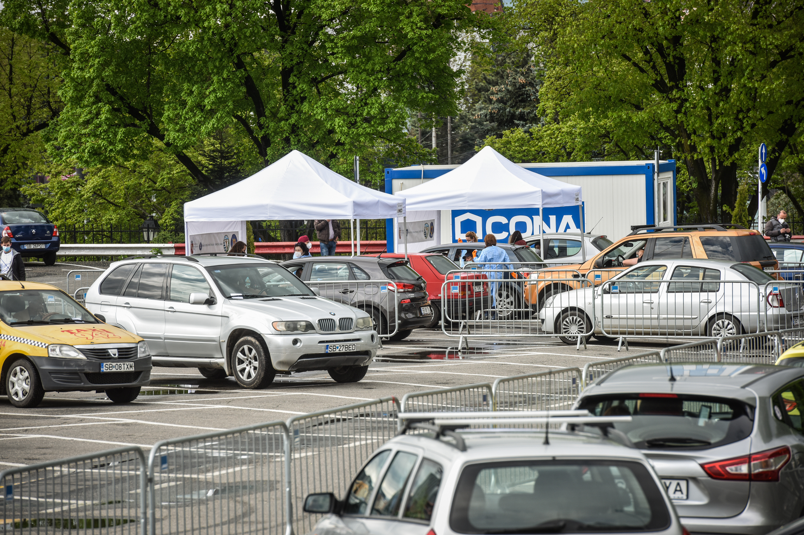 900 de doze de vaccin au fost administrate în primul week-end de drive-through la Cazarma 90