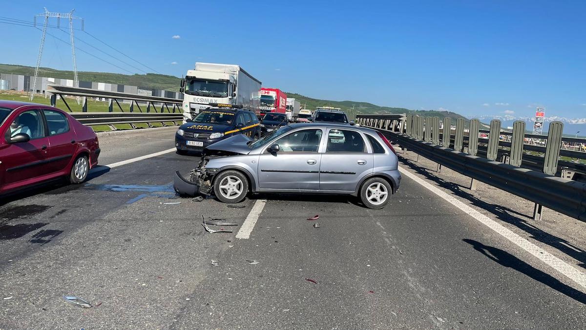 Coliziune între două autoturisme, pe autostrada A1. Traficul este îngreunat