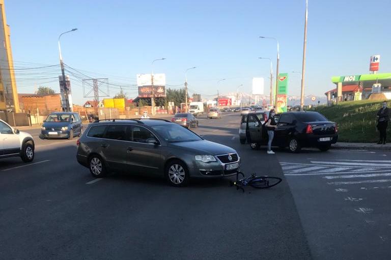 Biciclist lovit de mașină, la ieșirea din Sibiu spre Șelimbăr. O șoferiță nu a acordat prioritate