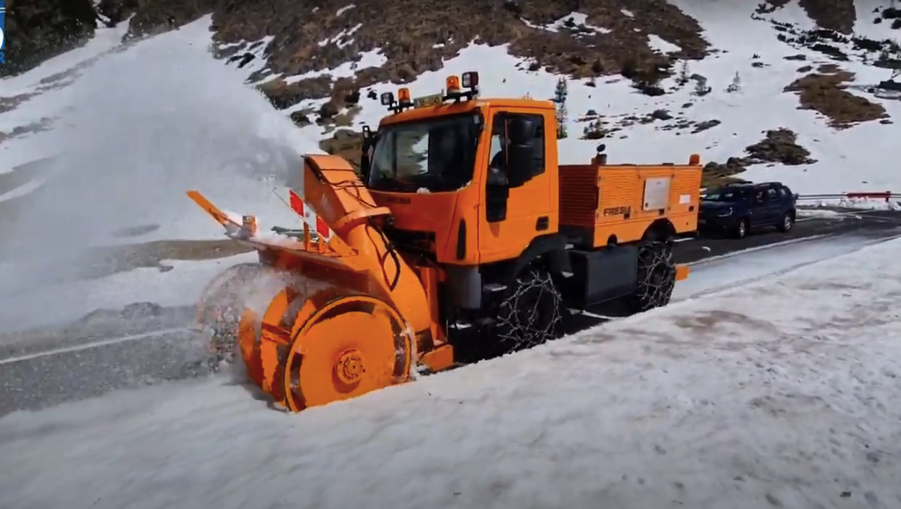 VIDEO - A început deszăpezirea pe Transfăgărășan. Zăpada depășește șase metri pe anumite porțiuni