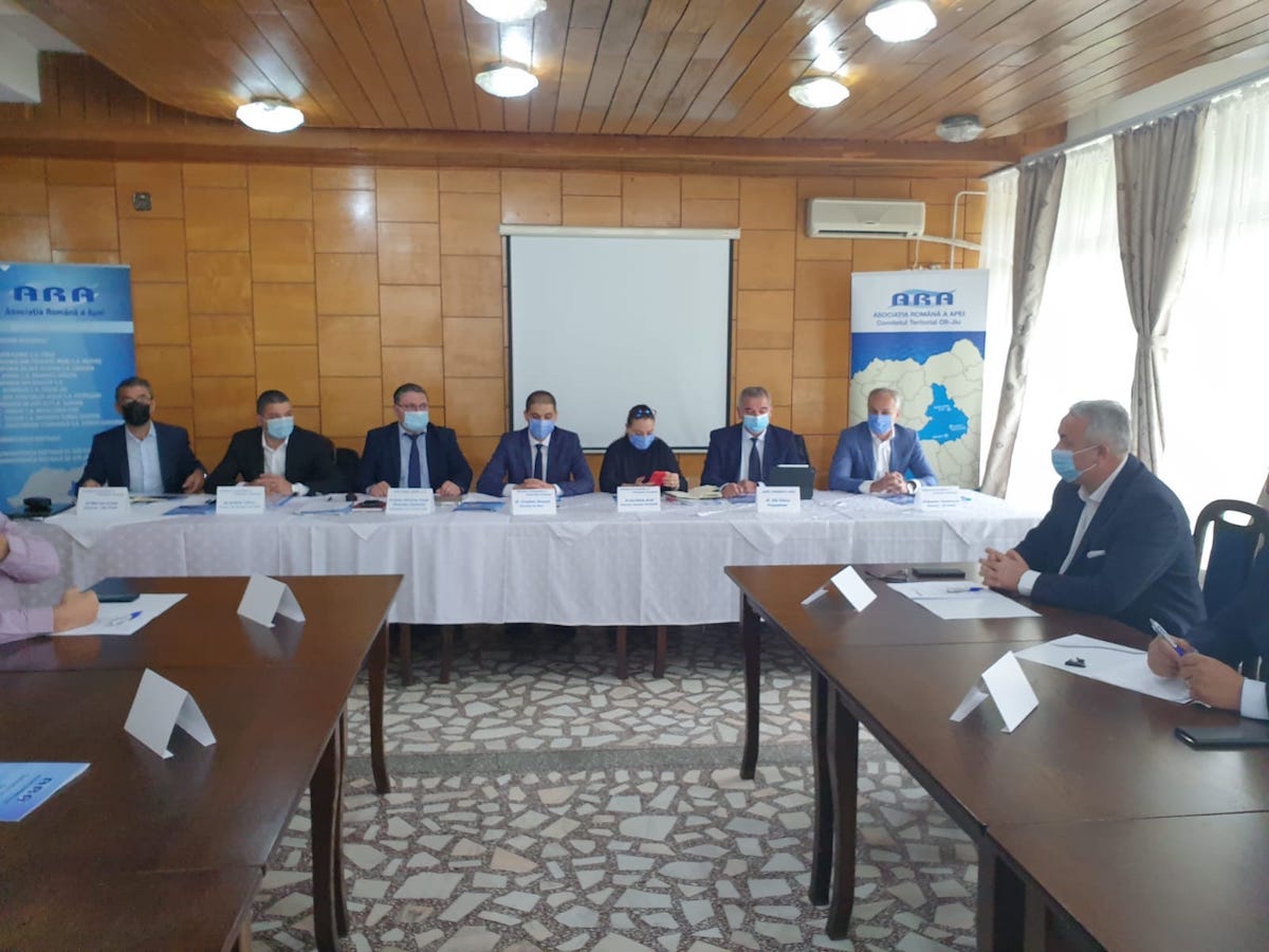 12 operatori regionali din toată țara, alături de secretarul de stat în Ministerul Investițiilor și Proiectelor Europene și Directorul General AM POIM s-au reunit la Căciulata, în cadrul ședinței Comitetului ARA, Olt – Jiu
