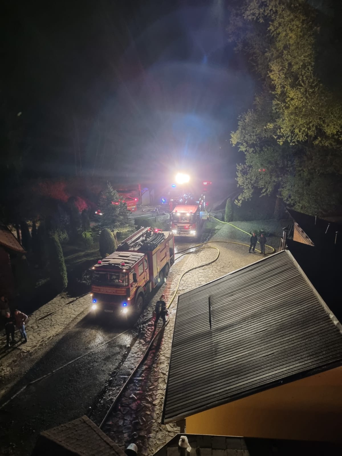 FOTO-Incendiu noaptea trecută la Complexul Turistic Albota. O persoană a ajuns la spital