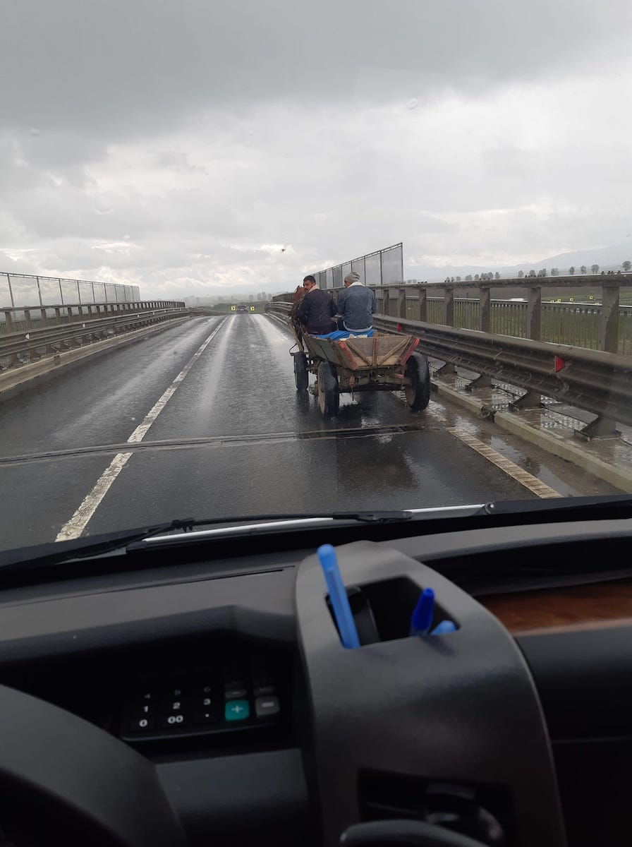 Cu căruța la plimbare, pe podul de peste autostradă