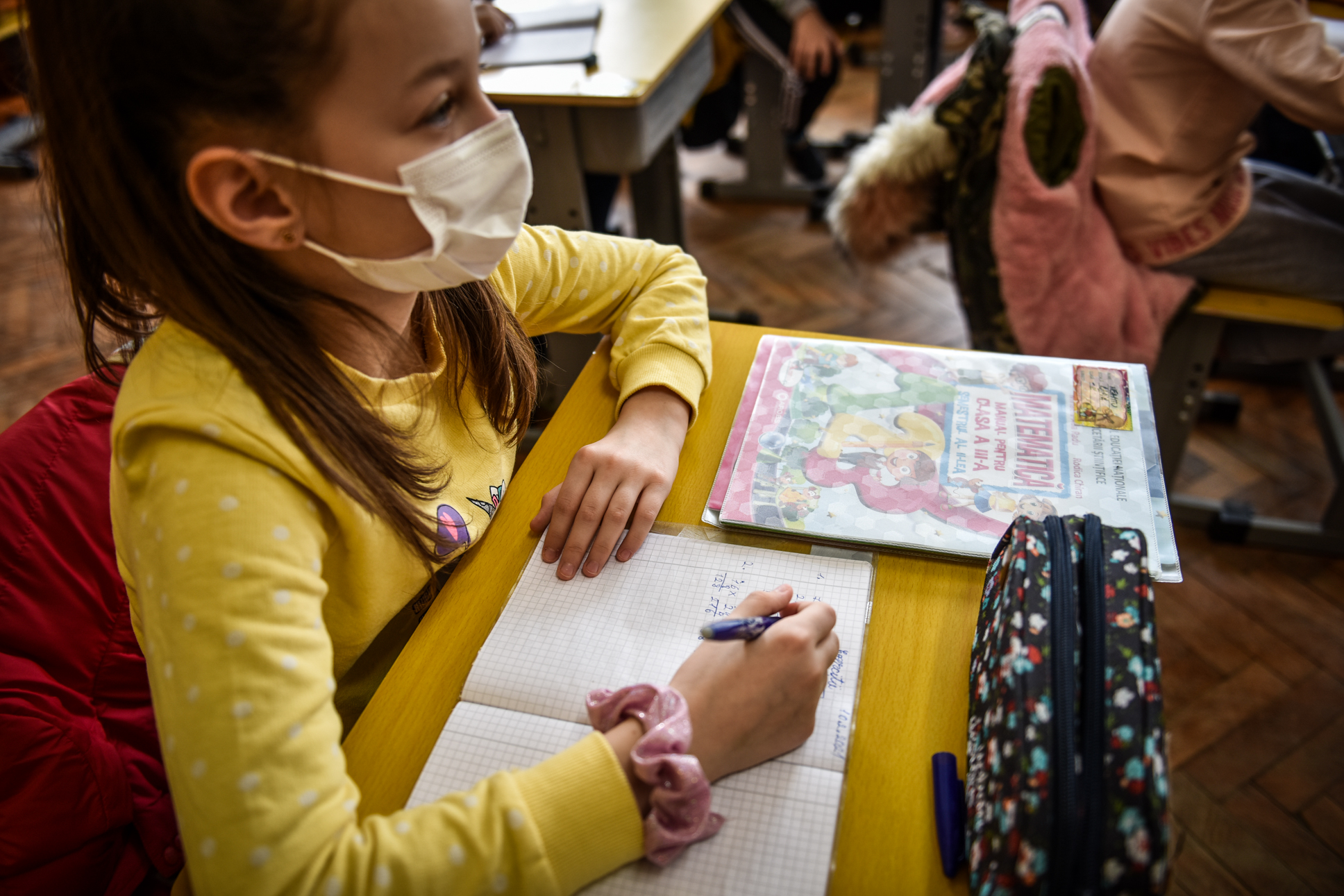 Elevii din 20 de școli se întorc de mâine în clase