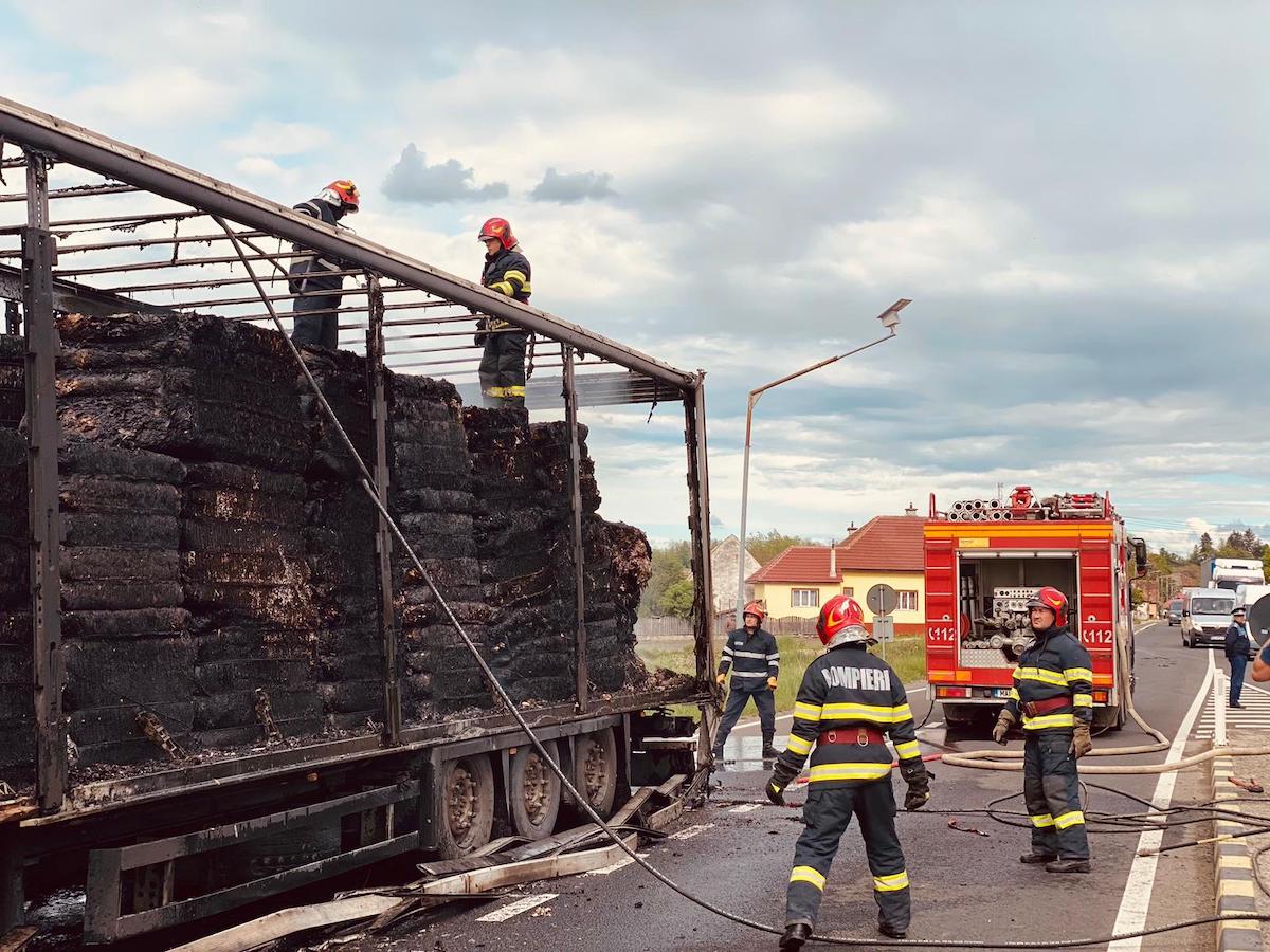 Remorca încărcată cu hârtie a unui TIR a luat foc, între Scoreiu și Sibiu. Șoferul a suferit arsuri minore