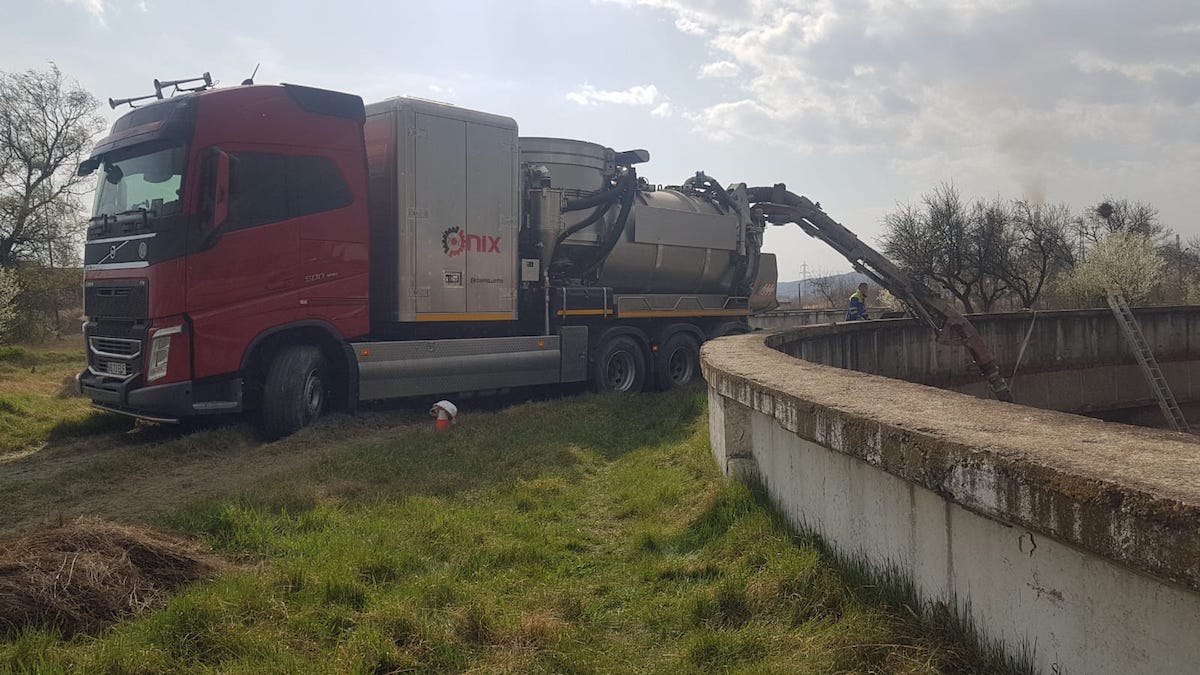 Lucrări de  deblocare a colectorului  principal de canalizare din cartierul Ștrand, strada Maramureșului