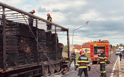 Remorca încărcată cu hârtie a unui TIR a luat foc, între Scoreiu și Sibiu. Șoferul a suferit arsuri minore