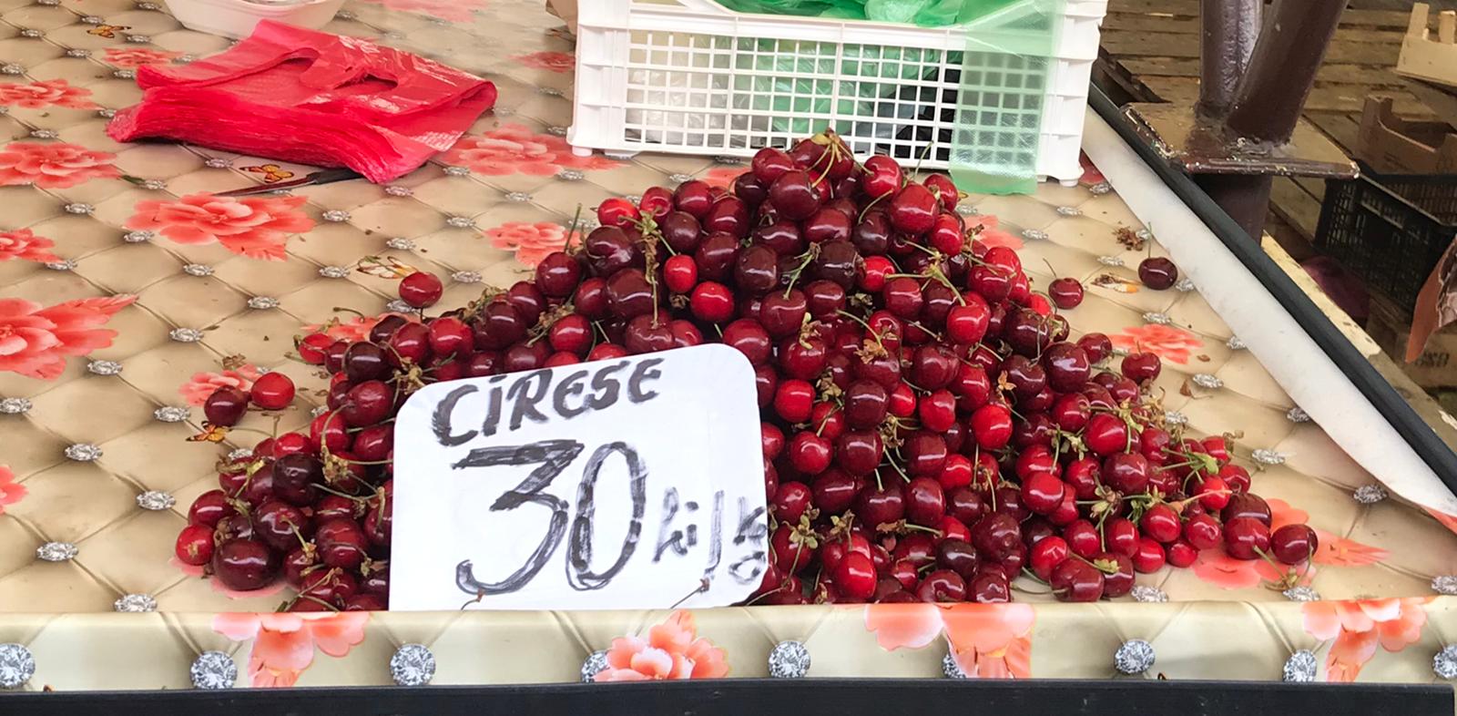 S-au ieftinit cireșele în Piața Cibin. De la 100 de lei kilogramul, la 30 de lei