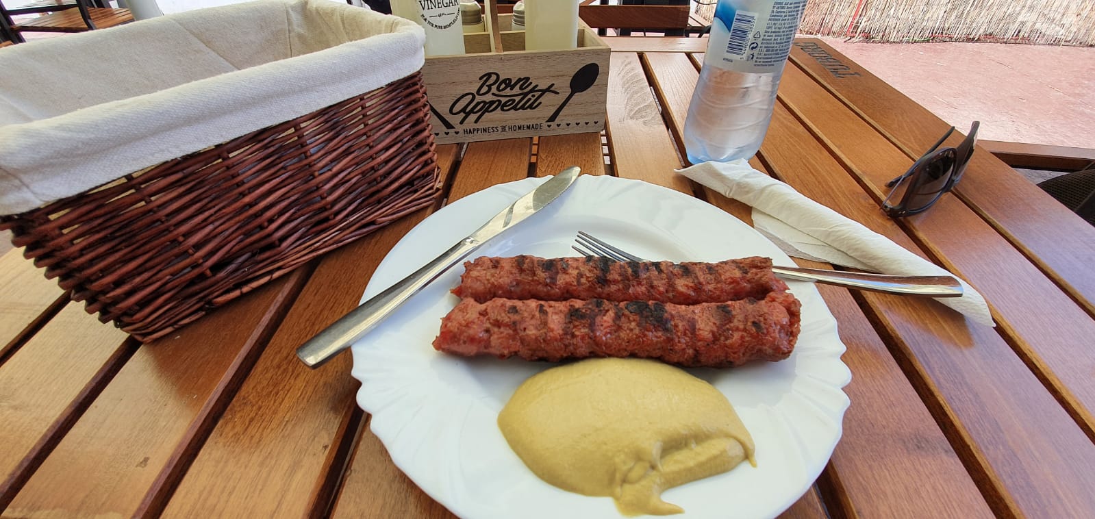 Atractiv... localul sibian cu cei mai mari mici din Sibiu. ”Pâinea și muștarul sunt incluse”