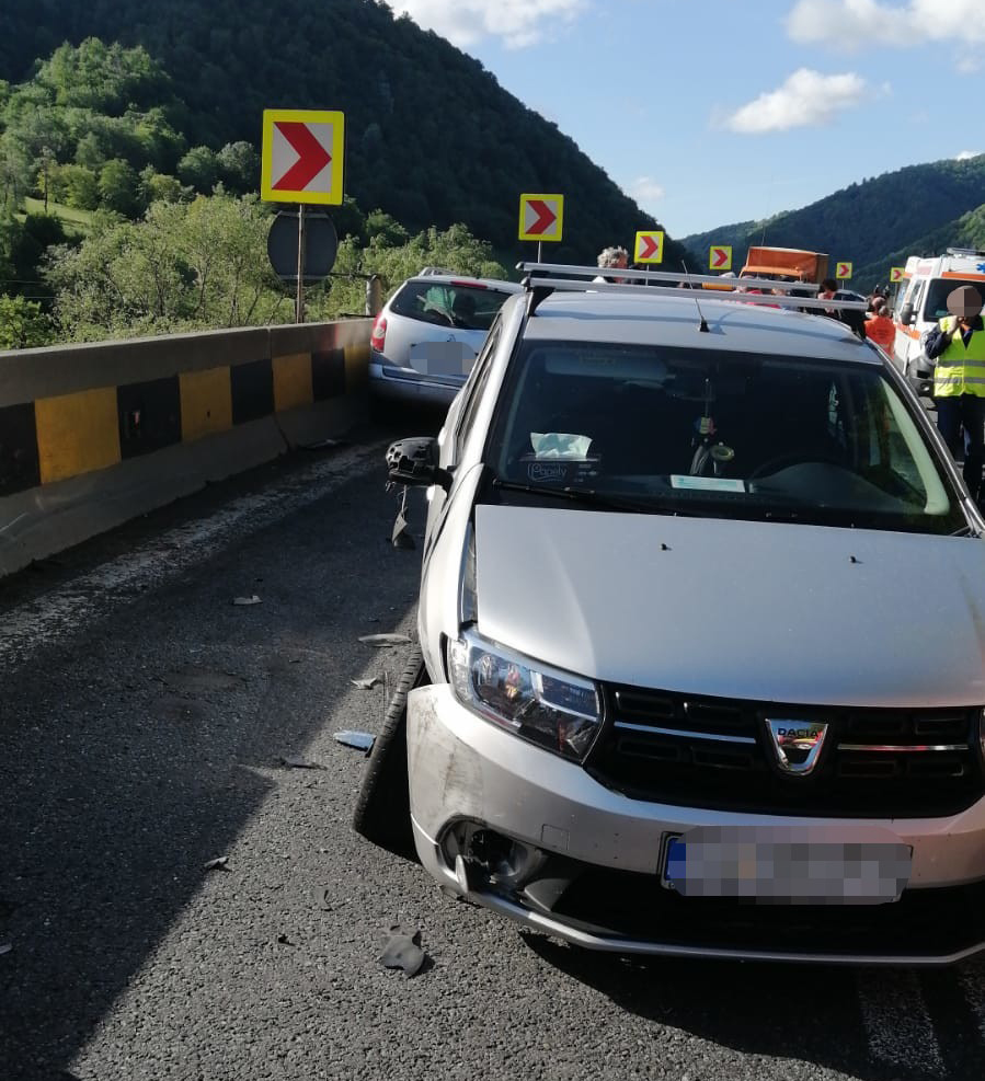 Accident cu cinci mașini și trei TIR-uri, pe Valea Oltului