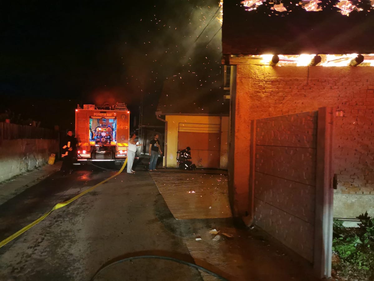 Incendiu la o casă din Cristian. Pompierii au evitat o explozie și au salvat un câine