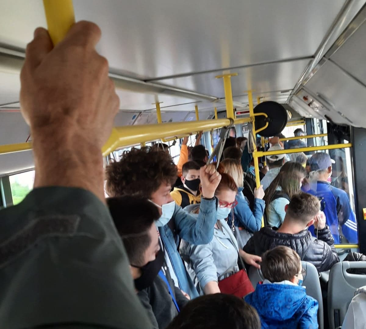 FOTO-Îmbulzeală în autobuze, la întoarcerea elevilor la școală. Reacția Tursib