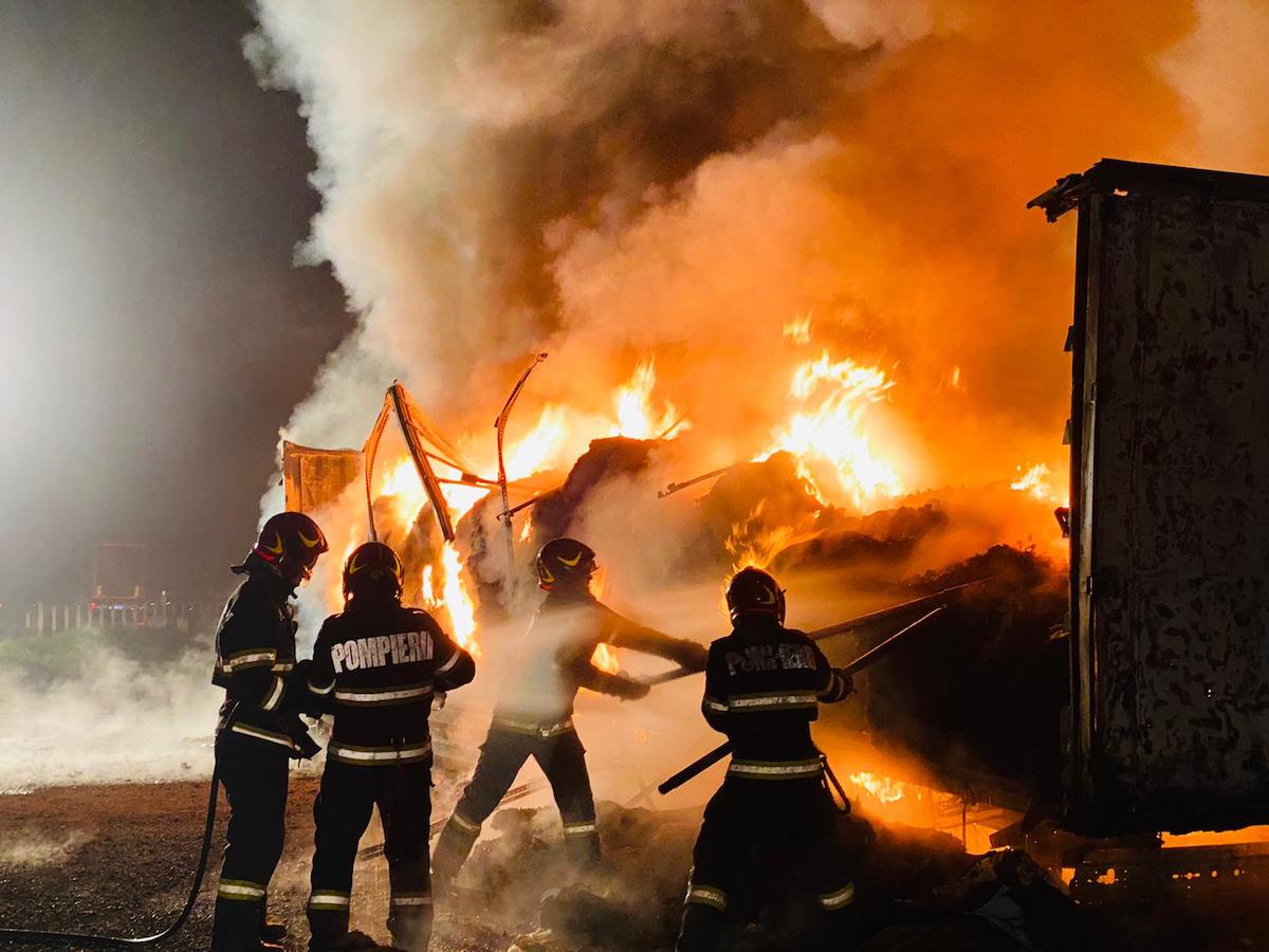 Din cauza unei defecțiuni tehnice, un TIR a ars complet noaptea trecută pe Valea Oltului