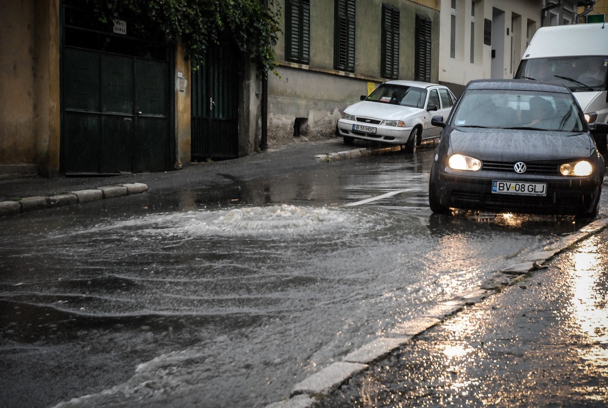 Veste proastă: Meteorologii au prelungit codul portocaliu de ploi torențiale