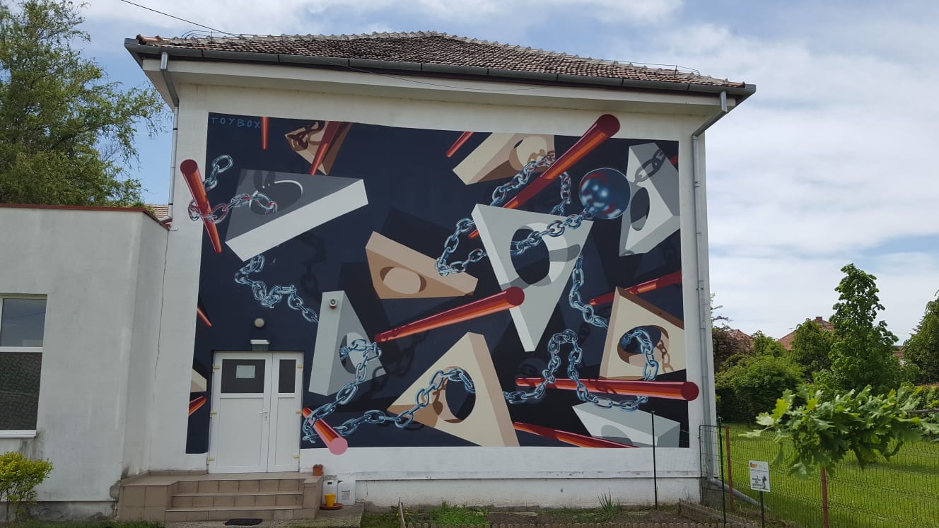 După șase ani de „Street Art” lucrările încă trebuie explicate. Sibian nemulțumit de o pictură abstractă de pe Grădinița nr. 22