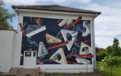 După șase ani de „Street Art” lucrările încă trebuie explicate. Sibian nemulțumit de o pictură abstractă de pe Grădinița nr. 22