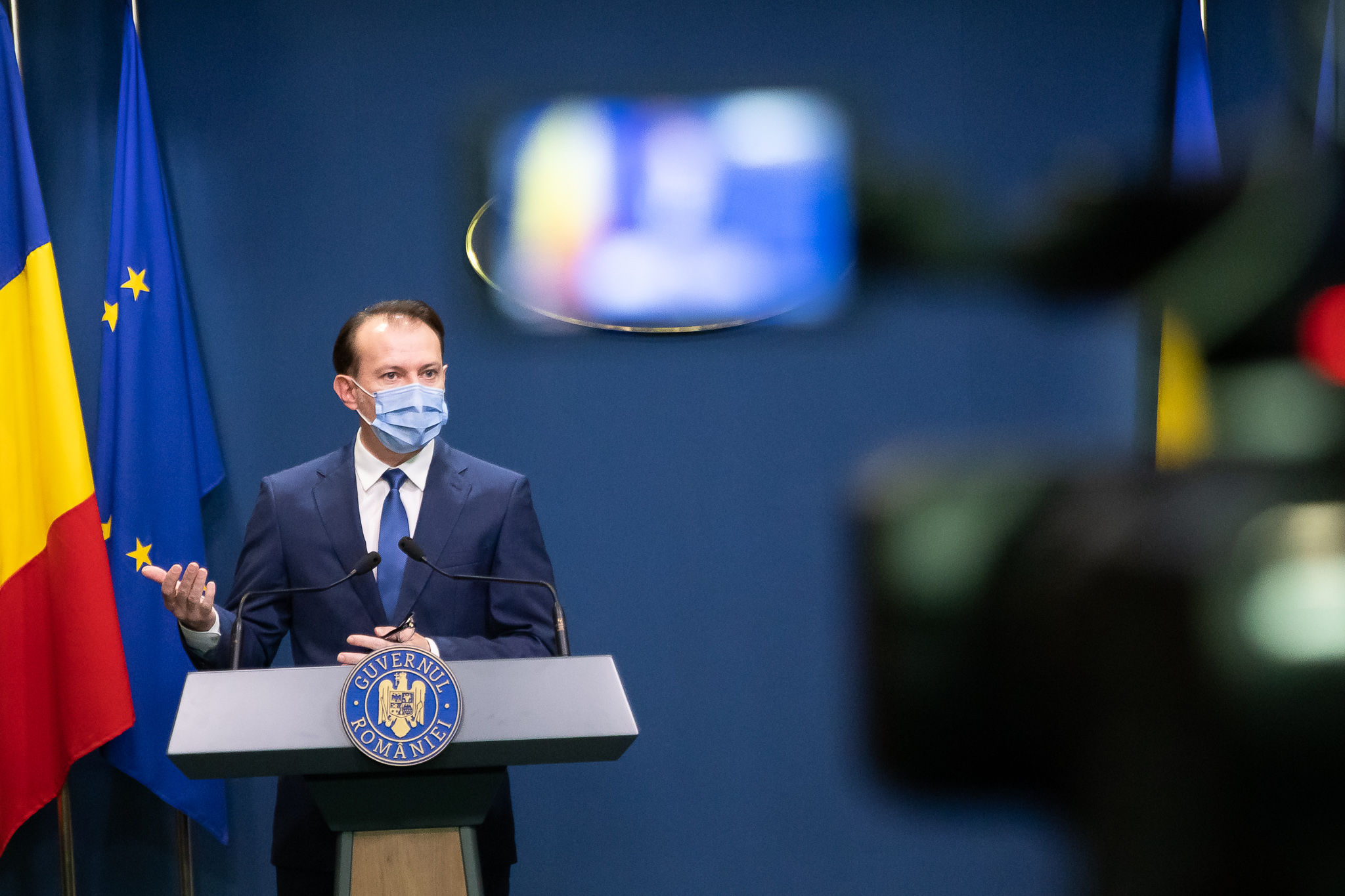 Cîţu: Purtarea măștii nu va mai fi obligatorie pe plajă de la 1 iunie. Relaxarea restricțiilor, în două etape