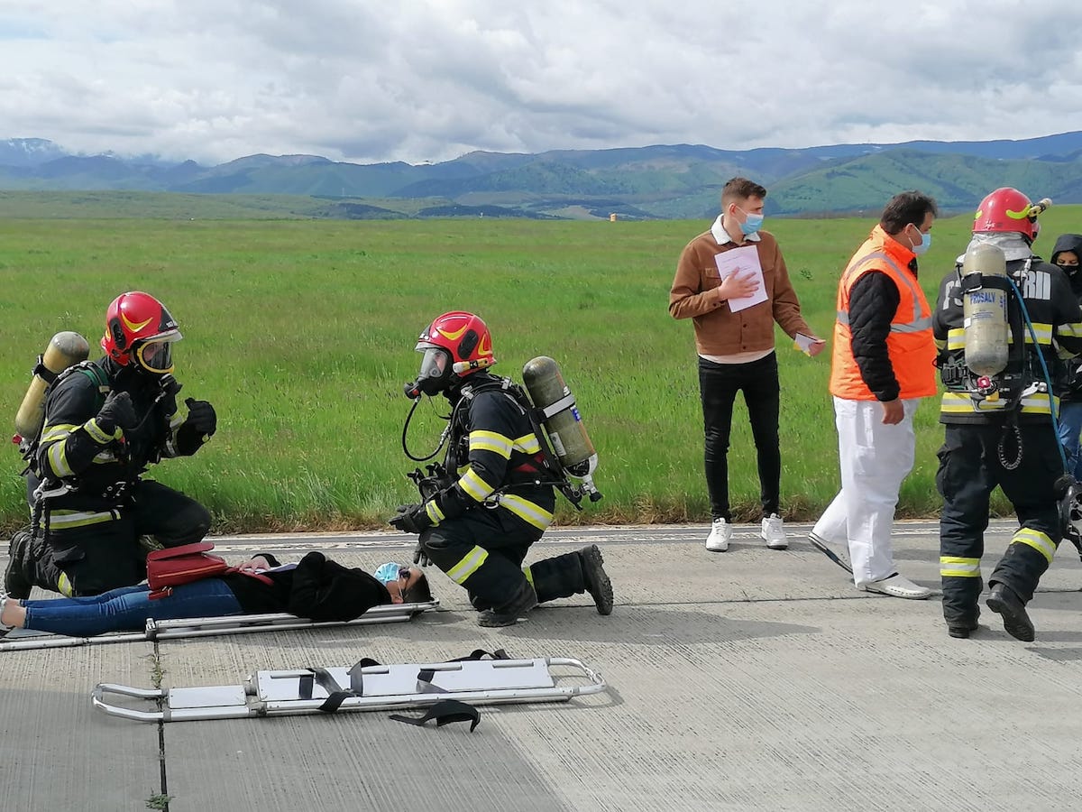 Exercițiu de amploare la Aeroportul Internațional Sibiu – au participat peste 40 de pompieri și mai multe autospeciale