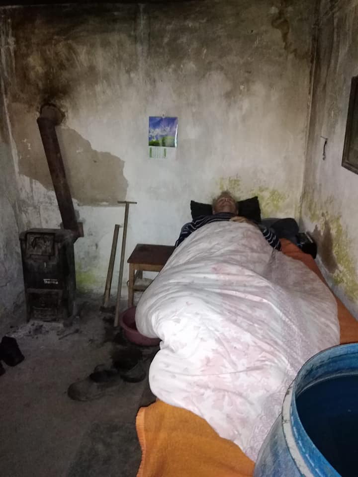 Povestea neromanțată a familiei care trăiește de mai bine de 33 de ani în câmp, în Șelimbăr