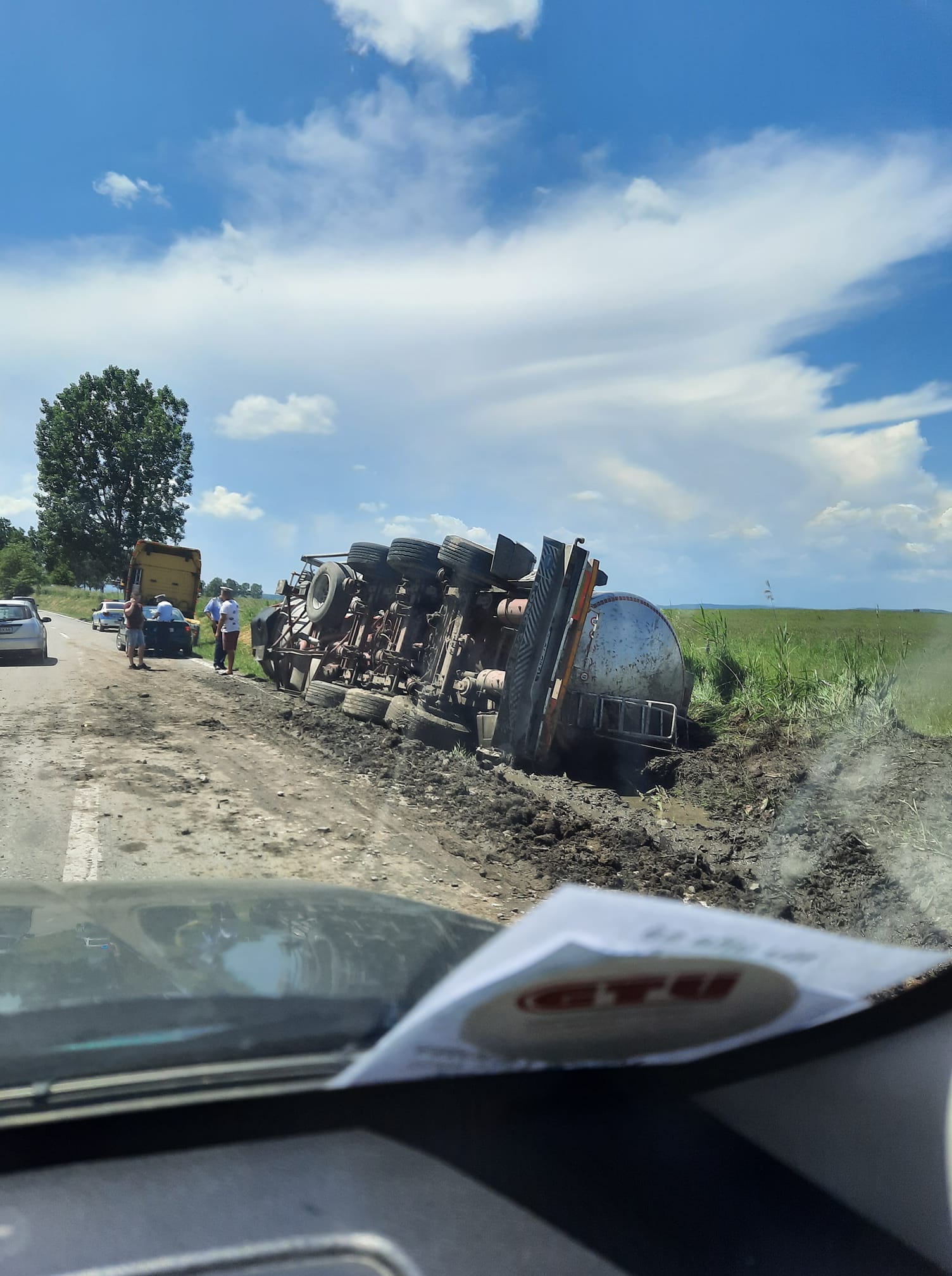 Cisternă cu 25 de tone de ulei, răsturnată de un șofer beat, pe Calea Șurii Mici