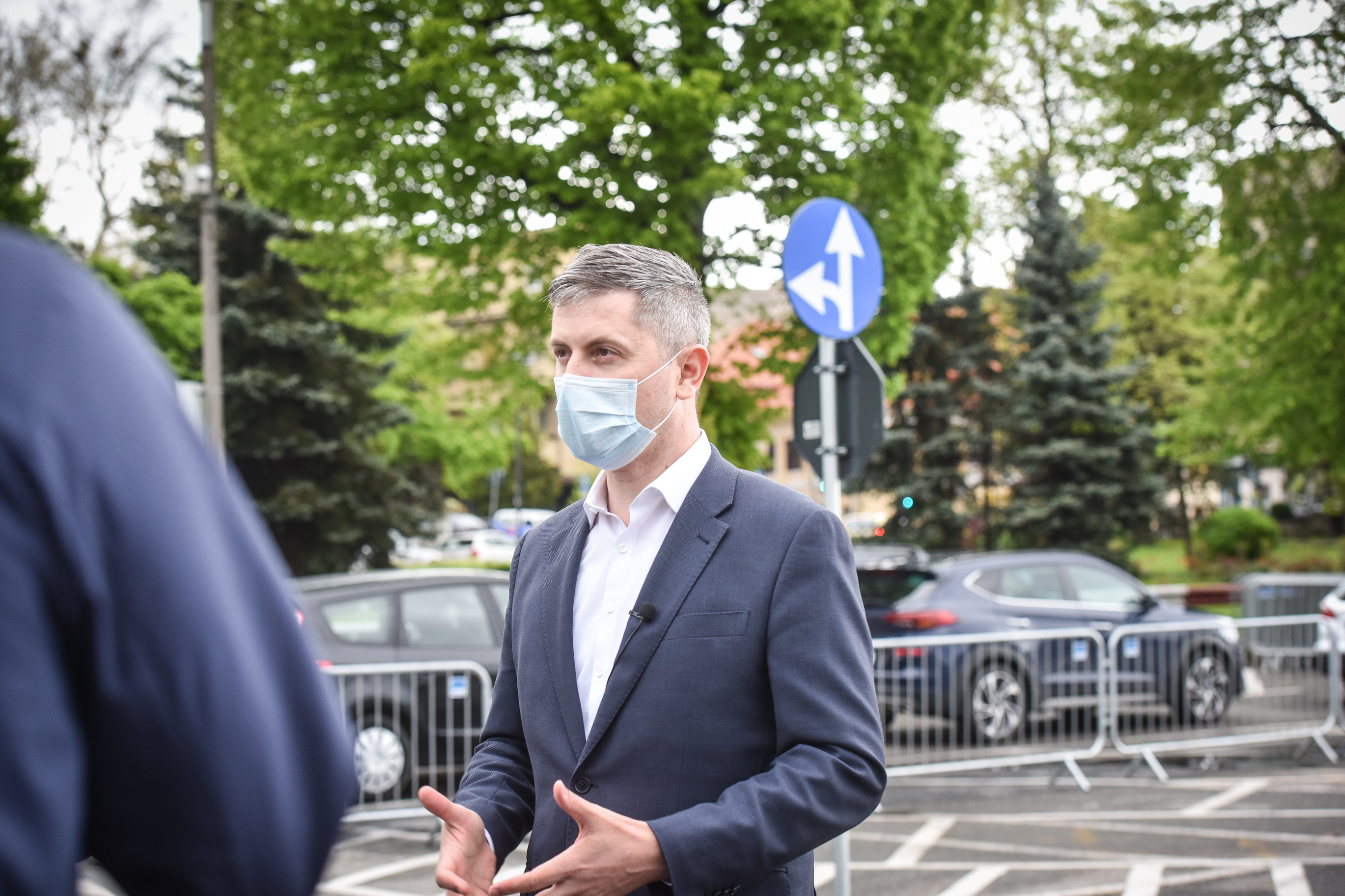Barna pune sub semnul întrebării dacă medicii anti-vaccin ar mai trebui plătiți din bani publici