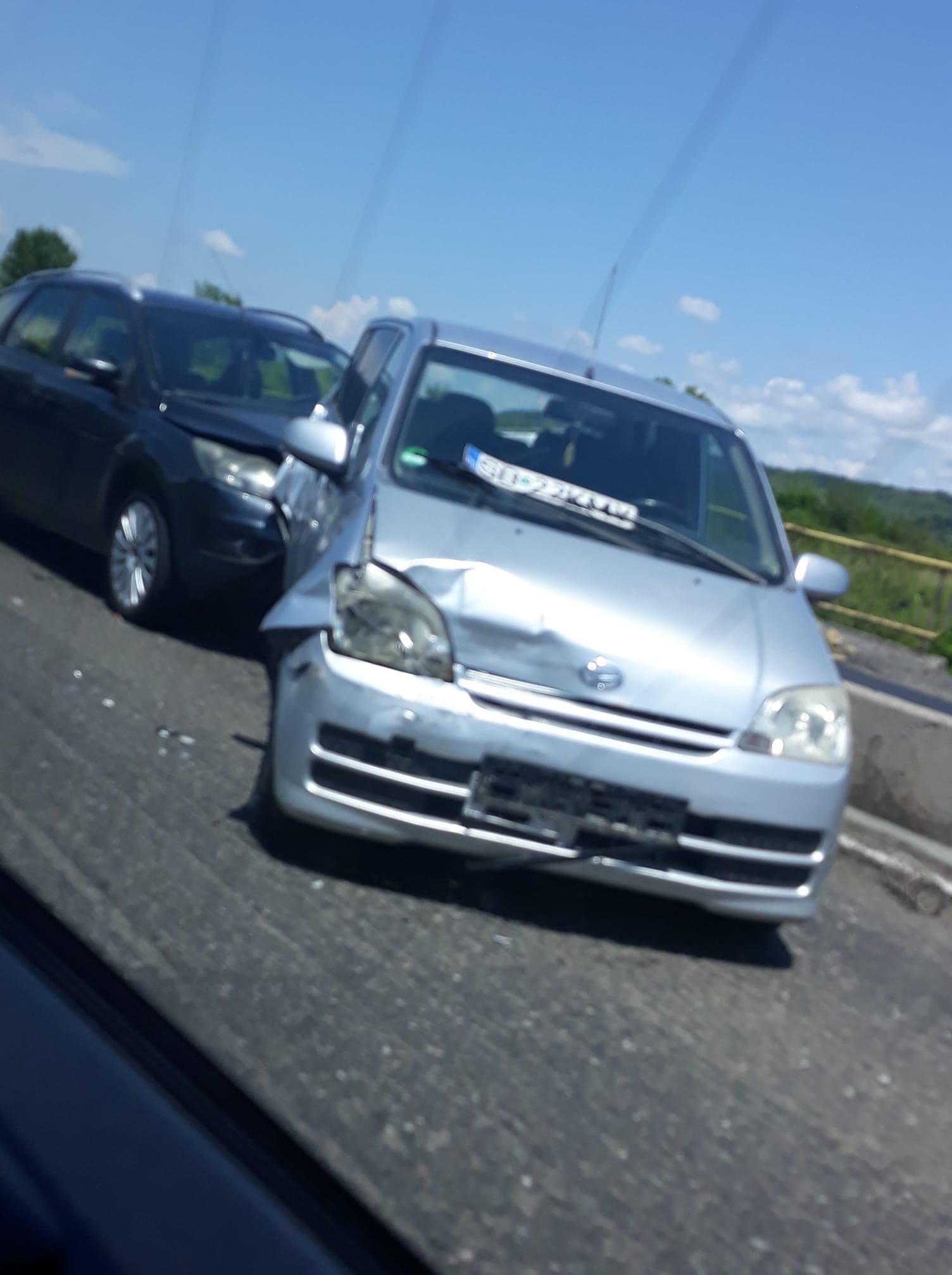 Accident în lanț la Veștem, provocat de șoferul unui microbuz