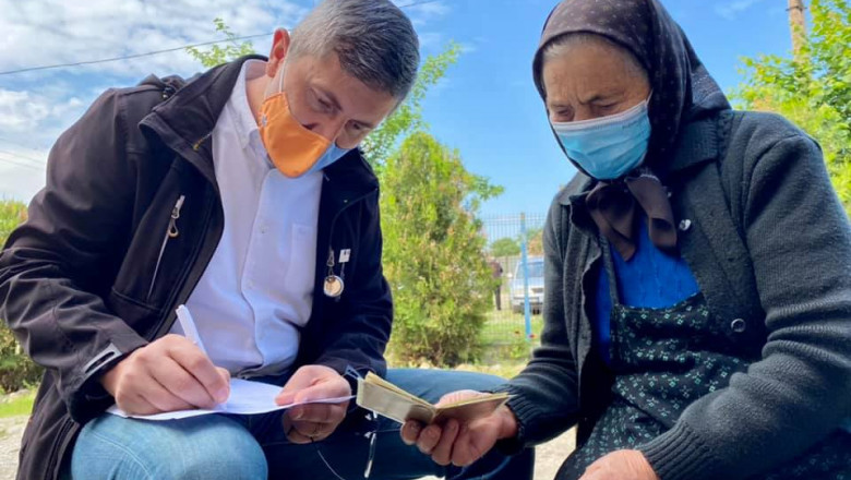 Dan Barna, voluntar la caravana vaccinării din Micăsasa: ”I-am ajutat pe bunici să completeze formularele pentru vaccinare”