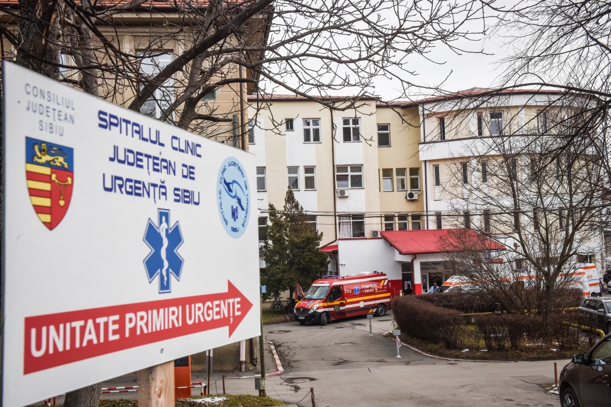 O mașină s-a oprit într-un cap de pod, pe Hula Bradului. O femeie a fost transportată la spital