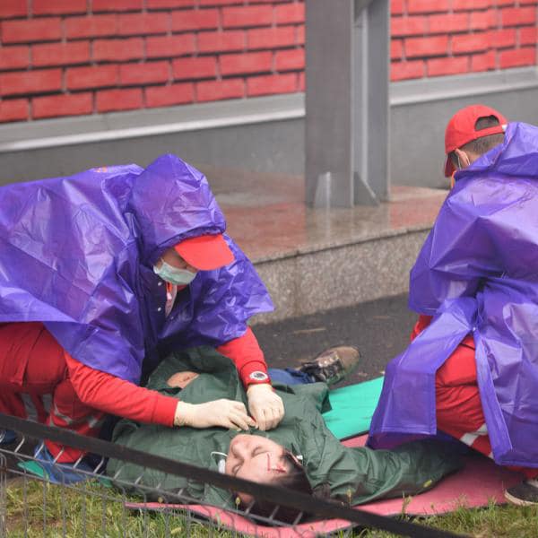 Sibian resuscitat pe marginea drumului de un voluntar al Crucii Roșii aflat în trecere