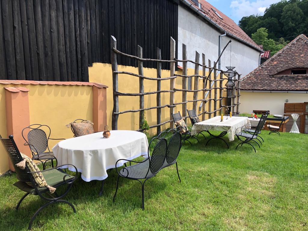 Premieră: Sibienii, invitați să cineze cu arhiducesa Gabriela von Hasburg la Cisnădioara. Radu Nechifor este invitat special