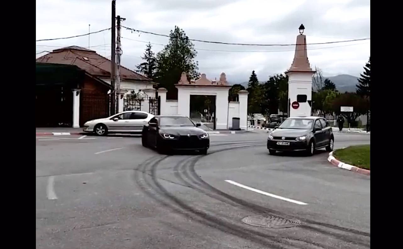VIDEO Un sibian se laudă cu drifturi printre mașini, în giratoriul de la Cimitir. Poliția îl caută