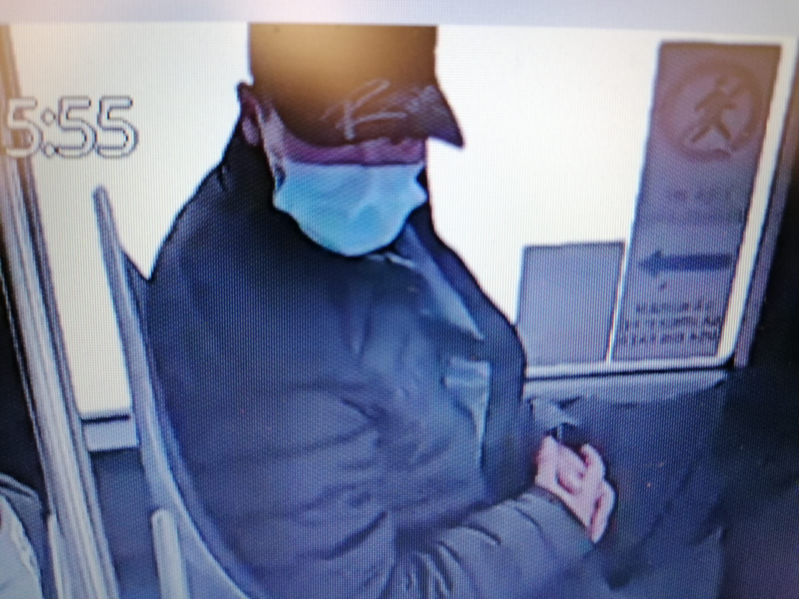 Poliția caută un bărbat care i-a smuls telefonul din mână unei sibience, pe Mihai Viteazu