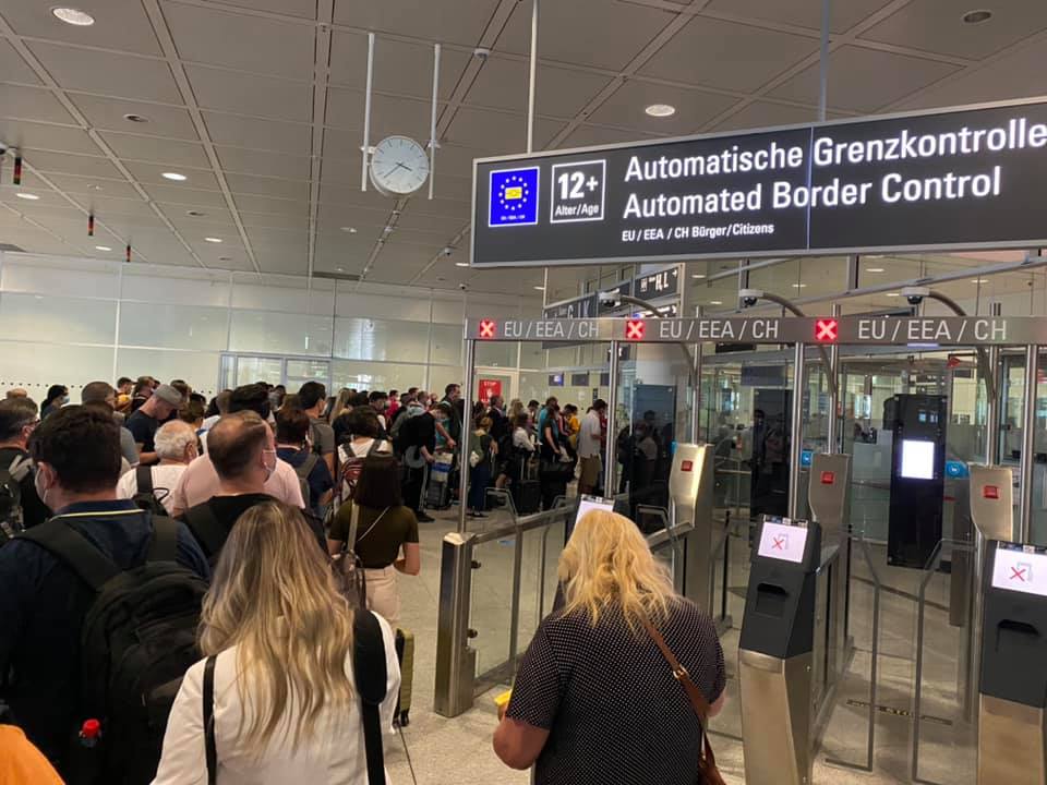 Europarlamentar sibian, ținut la coadă pe aeroport: unele state au simțit din nou gustul milogirii ”la vamă”