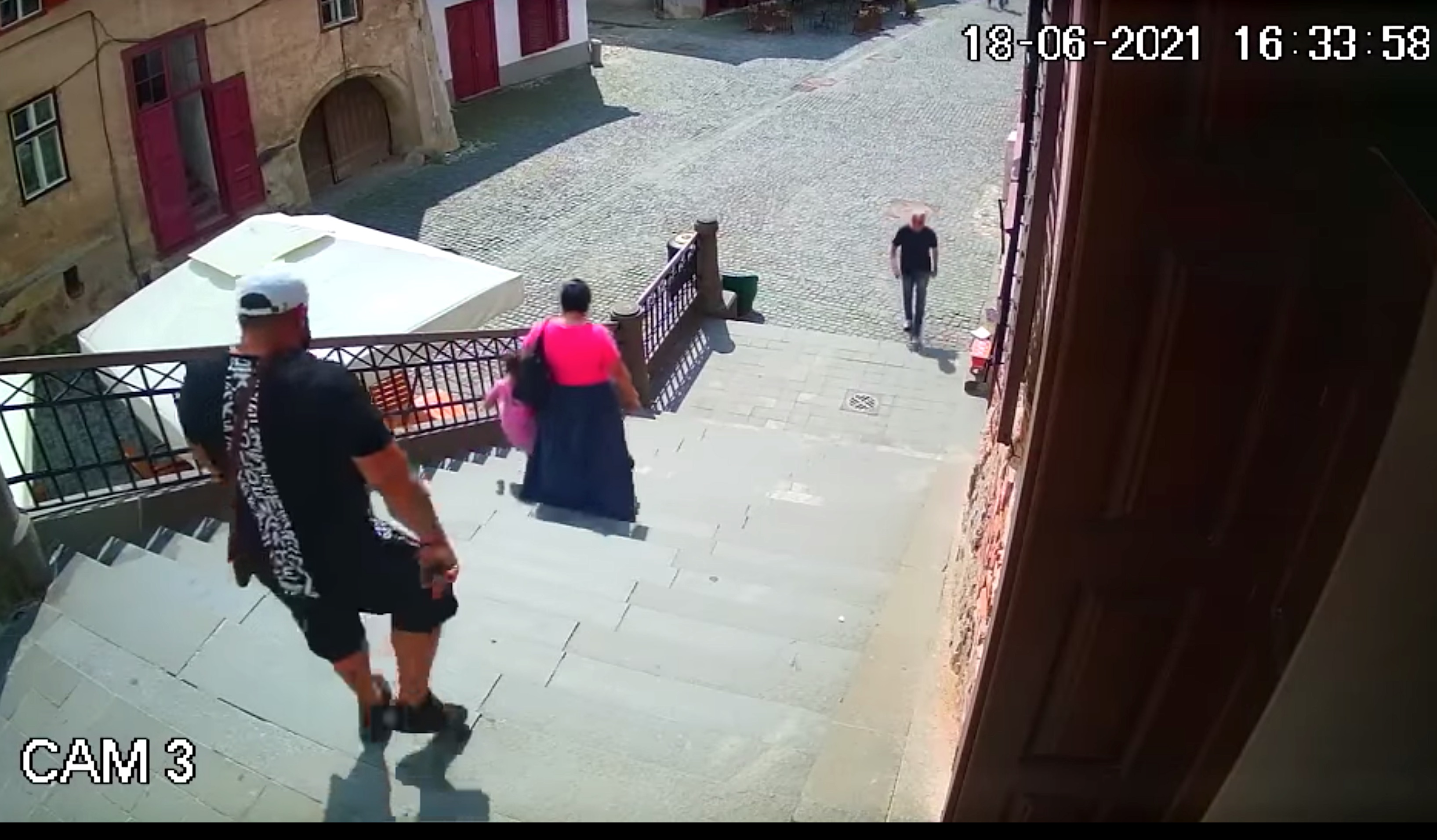 Video. Își pun fetița să fure, cot la cot cu ei, în centrul Sibiului. Furturile s-au înmulțit de trei ori