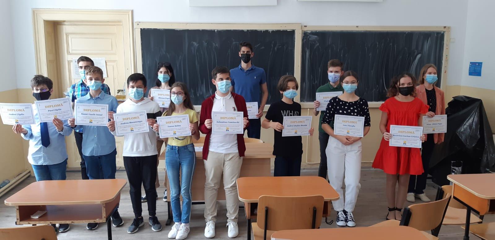 Opt elevi din Sibiu premiați la faza națională a Olimpiadei de Fizică, organizată în pandemie
