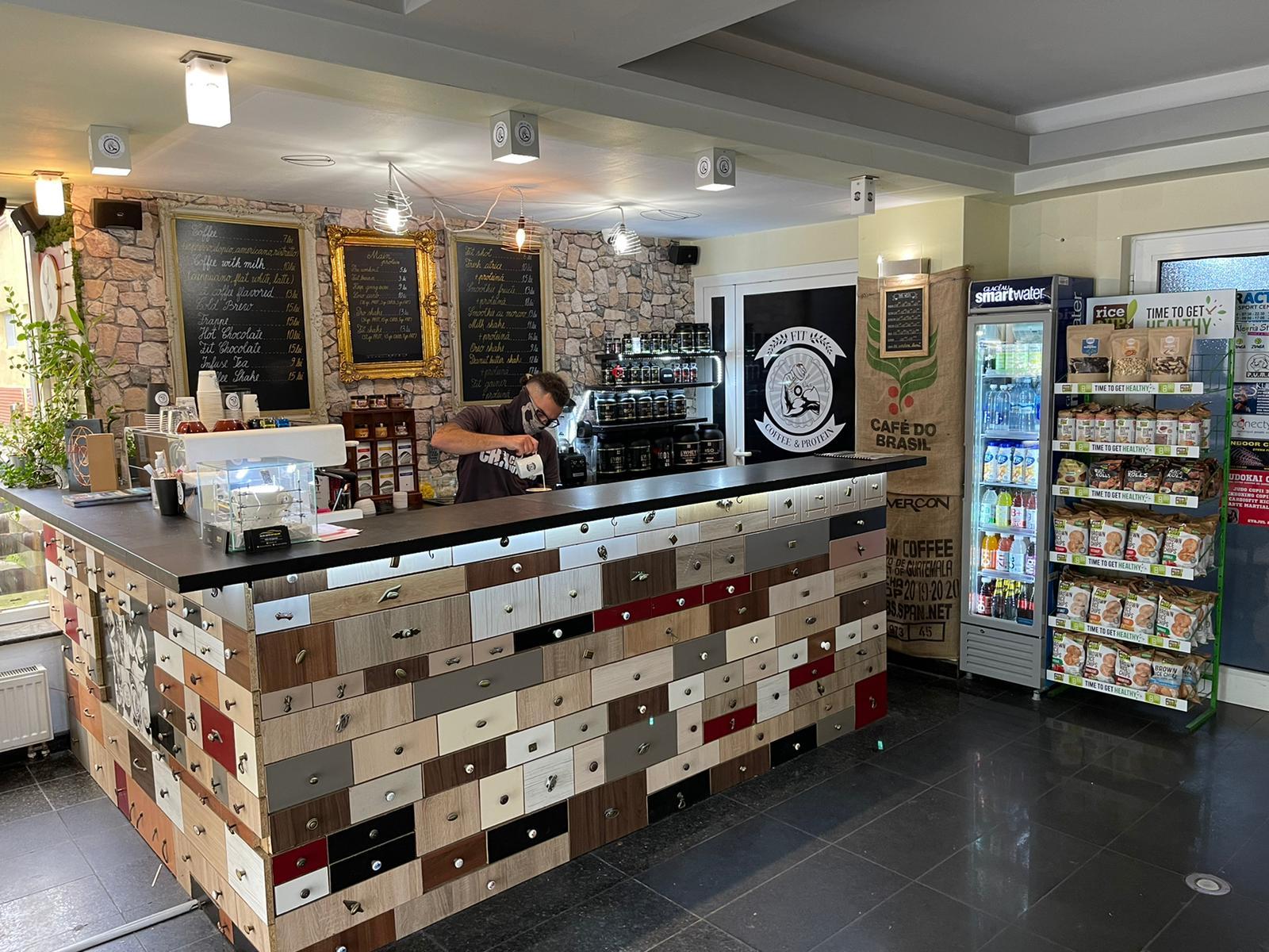 După trei afaceri eșuate, un tânăr sibian a preluat o cafenea în pandemie și a transformat-o într-un concept unic în România