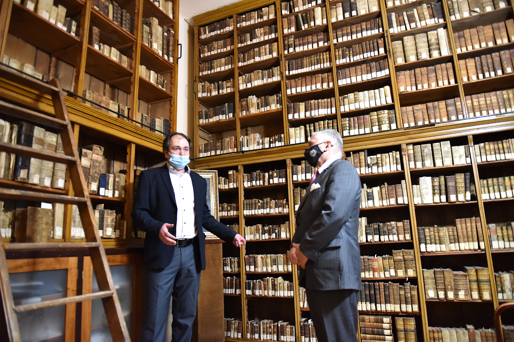 VIDEO Sunt 100.000 de euro pentru mașini noi, dar lipsesc 170.000 pentru a salva Biblioteca Astra. Se înființează o comisie