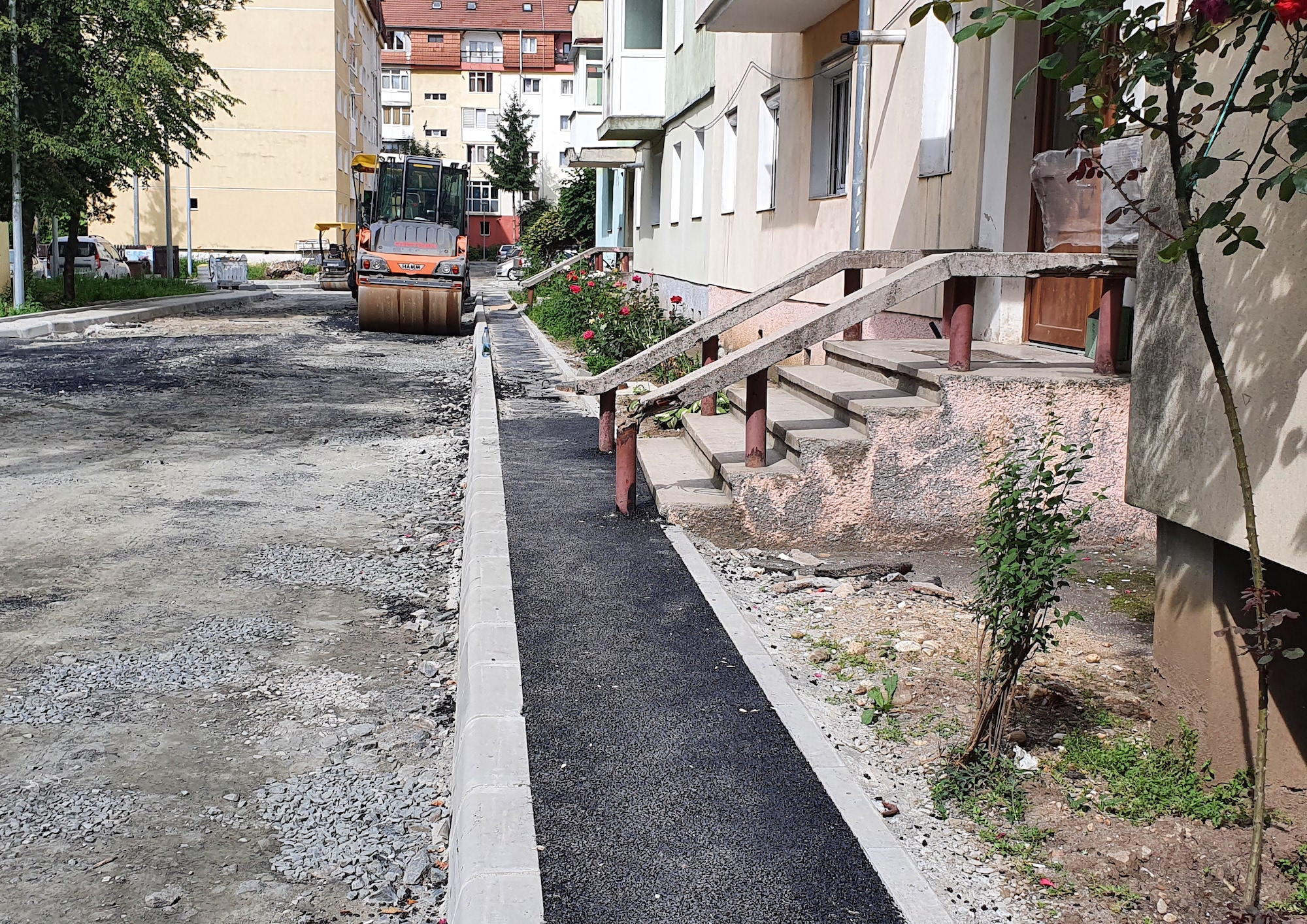Topul celor mai înguste trotuare are un nou lider: 67 de cm, cu tot cu bordură. Și peste scările blocului