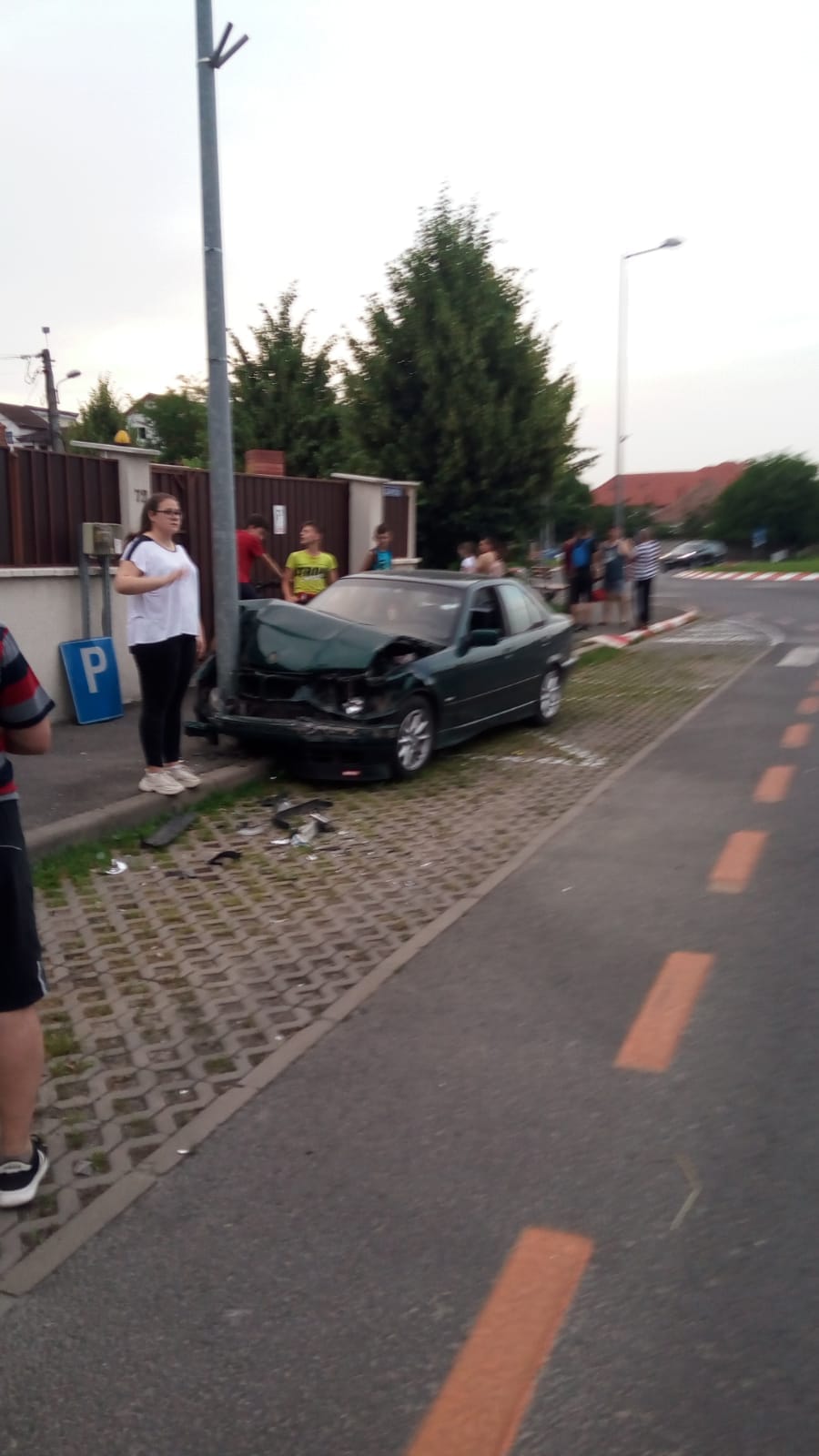 O mașină scăpată de sub control a ajuns pe trotuar și a lovit doi stâlpi. Șoferul, de 18 ani, ar fi făcut drift-uri
