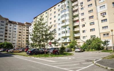 Îngrijorare pentru sibienii de pe strada Lungă: ”Vor să ridice un bloc peste parcarea noastră”. Proprietarul terenului: ”De 15 ani primăria nu vrea să rezolve situația”