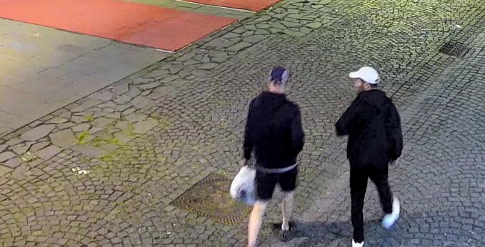 Doi tineri au mâzgălit un zid din centrul istoric. Primăria face apel la sibieni să-i identifice