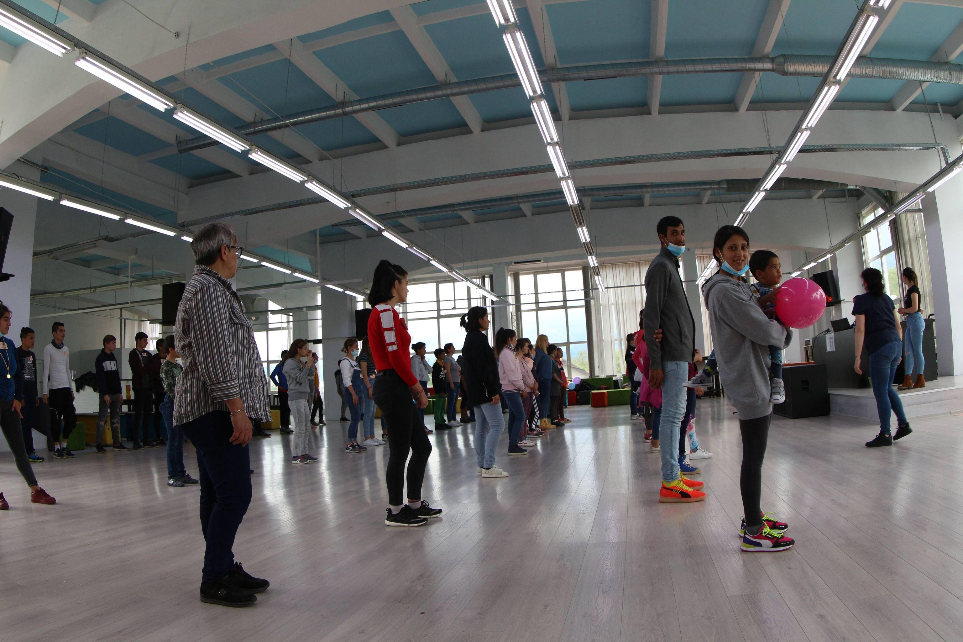 Foto/Video: Bucurie pentru 130 de copii din centre de plasament și familii nevoiașe de ziua lor. Campania „Dar din dar” și-a atins scopul